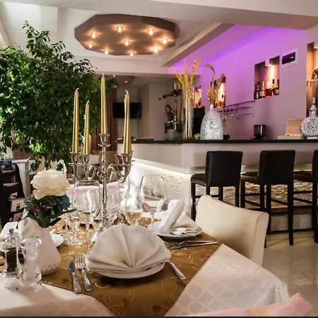 מלון Garni Ideal 3*